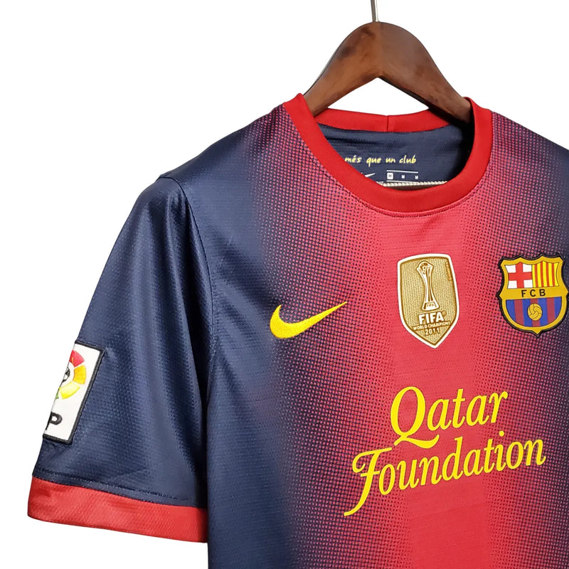 Camisa Barcelona Home 12/13 Retrô - Azul e Vermelha + Patch Campeão Mundial 2011